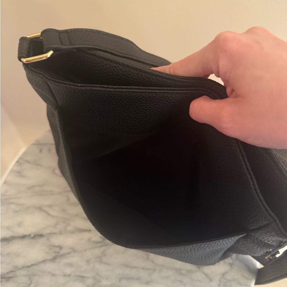 Kenneth Cole Reaction Black Pebbled Crossbody Saddle Bag Gold Tone Hardware NWOT - Picture 7 of 9